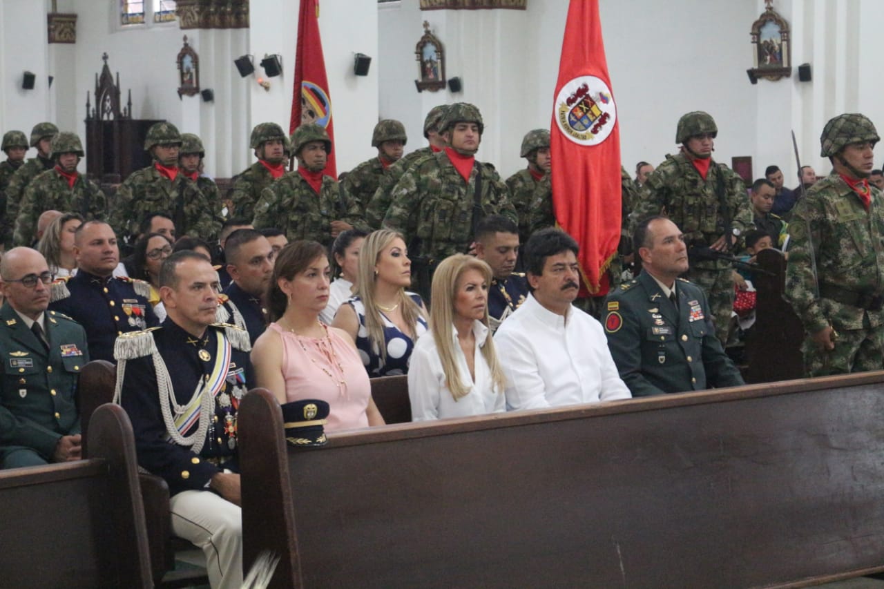 Coronel Wbaldo Franco, Linda de Franco, Míriam de González, gobernador Carlos Julio González, y el coronel Nelson Pérez.